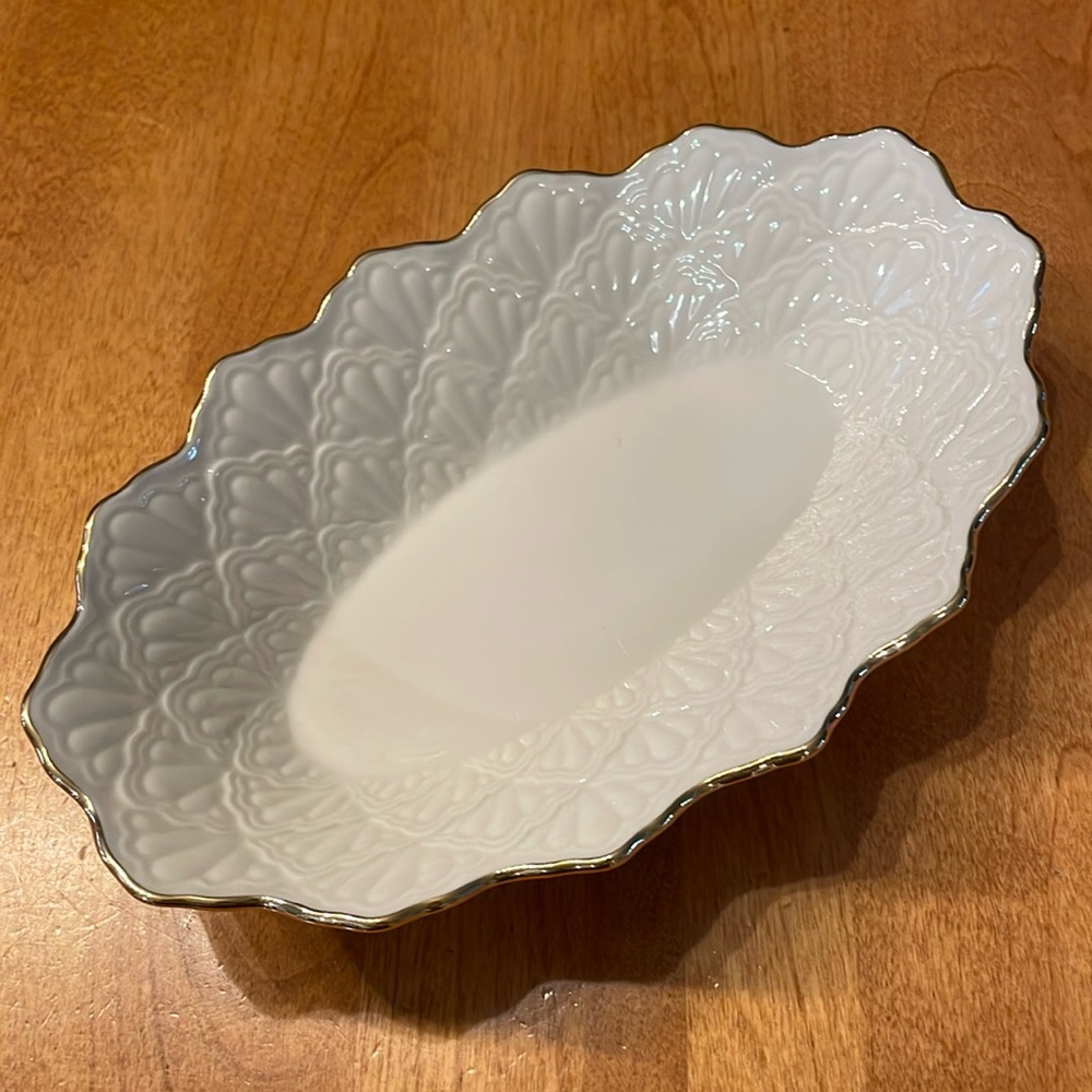 BNWOT Lennox gold trim, ivory, and gold scallop dish